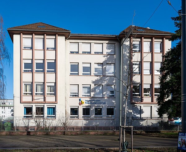 Frontalansicht eines Gebäudes mit Schriftzug "internationales begegnungszentrum".