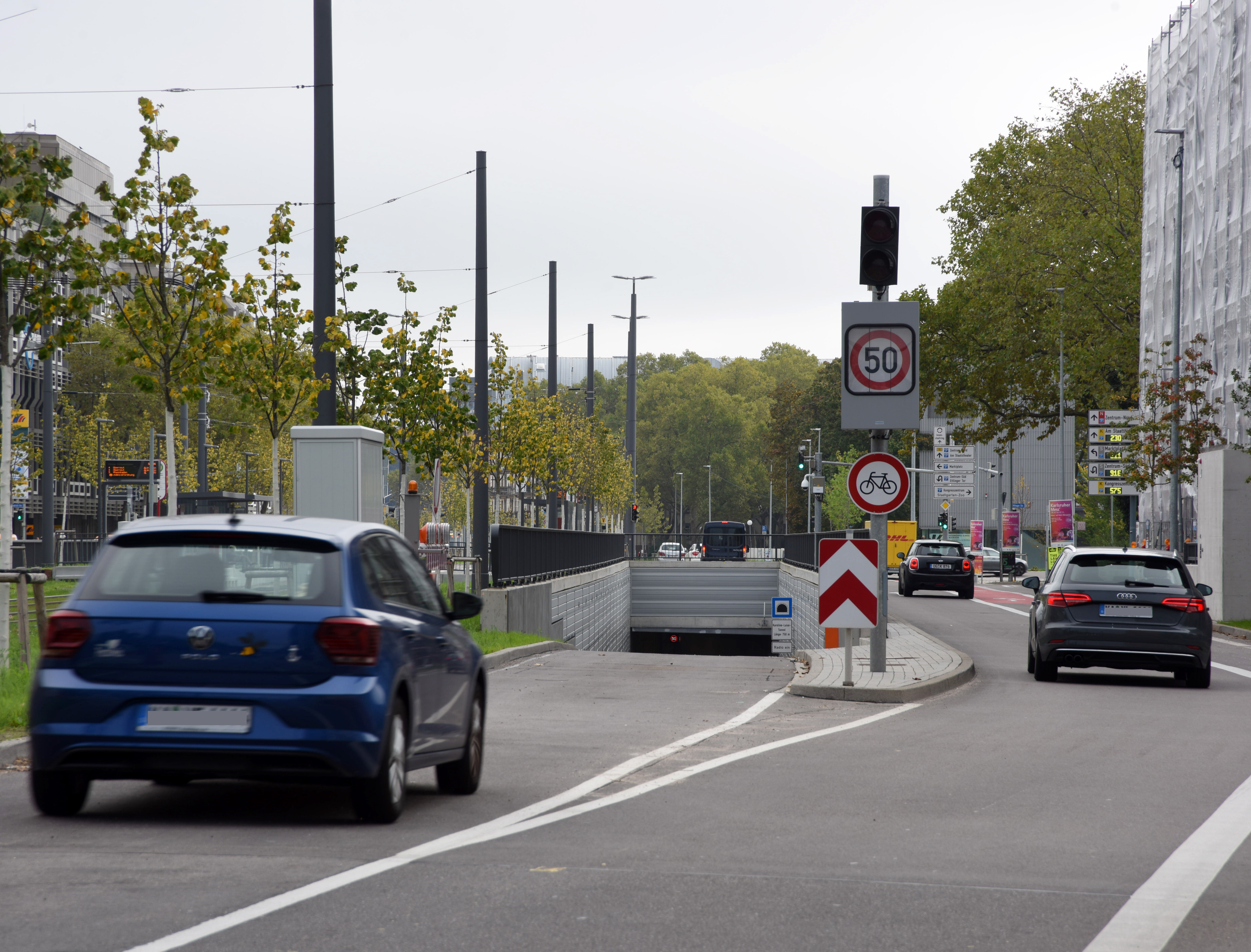 Autto fährt in den Karoline-Luise-Tunnel.
