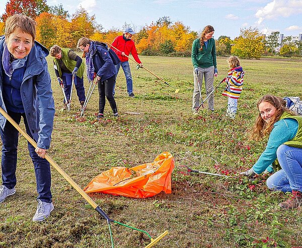 Auch Bürgermeisterin Bettina Lisbach (links) beteiligte sich an der Aktion.