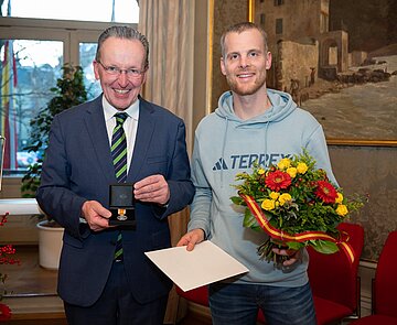 Außergewöhnlichen Mut bewies Tim Gruber (r.). Dafür erhielt er von BM Käuflein die Rettungsmedaille des Landes. 