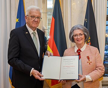 Brücken gebaut: Ministerpräsident Winfried Kretschmann und Solange Rosenberg bei der Ehrung.