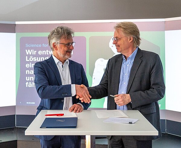 Oberbürgermeister von Karlsruhe Dr. Frank Mentrup und der Präsident des KIT Professor Jan S. Hesthaven bei der  Unterzeichnung Memorandum of Understanding (MoU) „Verstärkte Zusammenarbeit in der Stadtforschung“ zwischen KIT und Stadt Karlsruhe