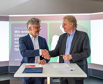 Oberbürgermeister von Karlsruhe Dr. Frank Mentrup und der Präsident des KIT Professor Jan S. Hesthaven bei der  Unterzeichnung Memorandum of Understanding (MoU) „Verstärkte Zusammenarbeit in der Stadtforschung“ zwischen KIT und Stadt Karlsruhe