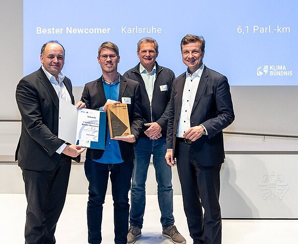 Markus Radke, Projektleiter für das Stadtradeln beim Umwelt- und Arbeitsschutz der Stadt Karlsruhe, nahm den Preis in Köln entgegen. V.l.n.r: Viktor Haase, Staatssekretär im Ministerium für Umwelt, Naturschutz und Verkehr des Landes Nordrhein-Westfalen; Markus Radke, Stadt Karlsruhe; Thomas Brose, Geschäftsführung, Klima-Bündnis; Ascan Egerer, Beigeordneter für Mobilität der Stadt Köln