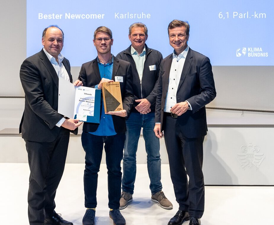 Markus Radke, Projektleiter für das Stadtradeln beim Umwelt- und Arbeitsschutz der Stadt Karlsruhe, nahm den Preis in Köln entgegen. V.l.n.r: Viktor Haase, Staatssekretär im Ministerium für Umwelt, Naturschutz und Verkehr des Landes Nordrhein-Westfalen; Markus Radke, Stadt Karlsruhe; Thomas Brose, Geschäftsführung, Klima-Bündnis; Ascan Egerer, Beigeordneter für Mobilität der Stadt Köln
