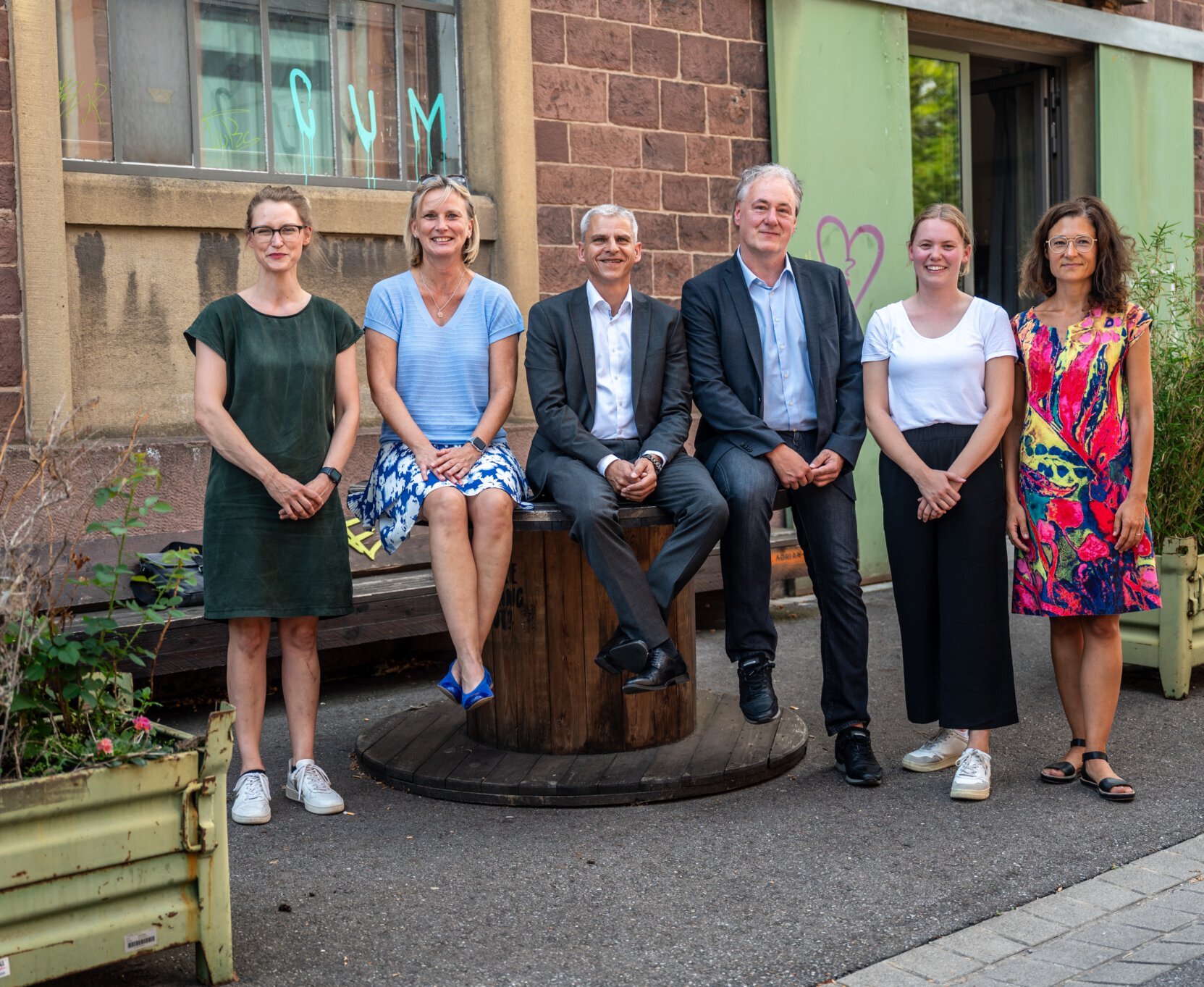 Besuch auf dem Schlachthofgelände: Kathrin Sieberling (NEXT Mannheim), Andrea Scholz (Wirtschaftsförderung Stadt Karlsruhe), Dr. Patrick Rapp MdL, Staatssekretär im Ministerium für Wirtschaft, Arbeit und Tourismus Baden-Württemberg, Dirk Metzger und Katrin Brehm (beide K³ Kultur- und Kreativwirtschaftsbüro), Ellen Koban (Medien- und Filmgesellschaft Baden-Württemberg).