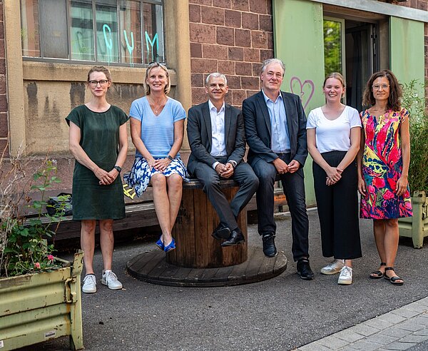 Besuch auf dem Schlachthofgelände: Kathrin Sieberling (NEXT Mannheim), Andrea Scholz (Wirtschaftsförderung Stadt Karlsruhe), Dr. Patrick Rapp MdL, Staatssekretär im Ministerium für Wirtschaft, Arbeit und Tourismus Baden-Württemberg, Dirk Metzger und Katrin Brehm (beide K³ Kultur- und Kreativwirtschaftsbüro), Ellen Koban (Medien- und Filmgesellschaft Baden-Württemberg).