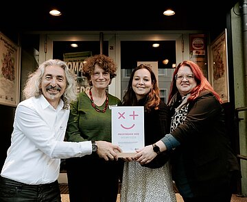 Aus dem ÖRMI-Team freuen sich Ahmet Emmez, Susanne Frisch, Laura Stricker und Nadine Dörr (v.l.) über den Preis. 