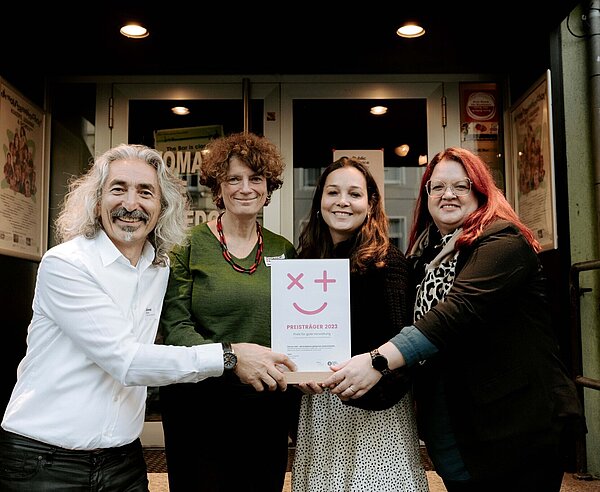 Aus dem ÖRMI-Team freuen sich Ahmet Emmez, Susanne Frisch, Laura Stricker und Nadine Dörr (v.l.) über den Preis. 