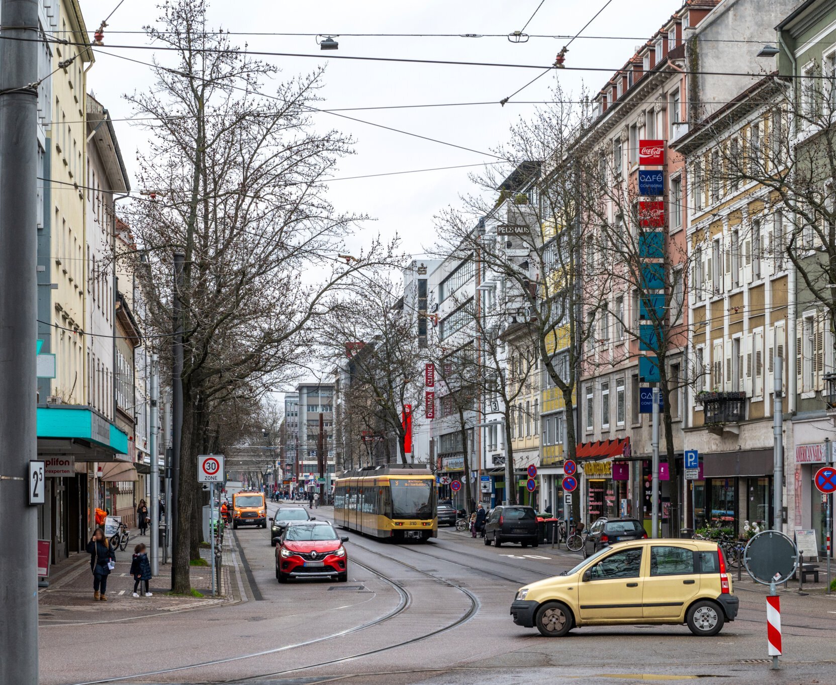 Die Kaiserstraße, vom Kaiserplatz aus gesehen.
