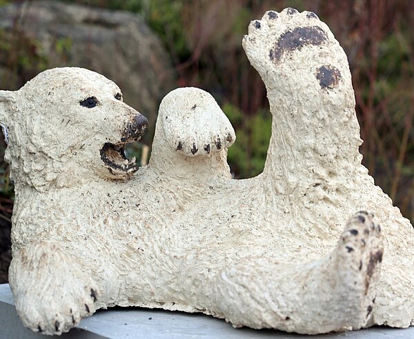 Zuwachs bei „Multiplen“: Die Eisbär-Skulptur „Urs“ ist unweit des ­Geheges der Raubtiere dauerhaft ausgestellt.