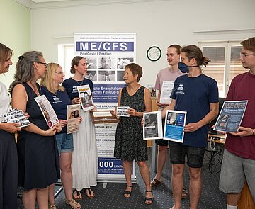 Die Karlsruher Delegation der Initiative „Liegenddemo“ wurde von Bürgermeisterin Bettina Lisbach (4.v.r.) empfangen, darunter Sylvia Zöller (2.v.l.) mit ihrer Tochter Paulina Zöller.