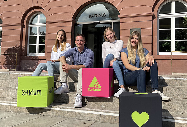vier Junge Menschen vor dem Rathaus