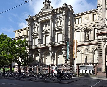 Das Prinz-Max-Palais mit Fahrrädern im Fahrradständer davor.