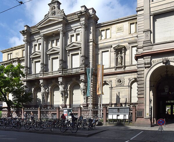 Das Prinz-Max-Palais mit Fahrrädern im Fahrradständer davor.
