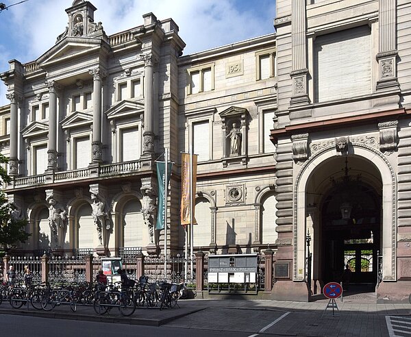 Das Prinz-Max-Palais mit Fahrrädern im Fahrradständer davor.