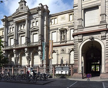 Das Prinz-Max-Palais mit Fahrrädern im Fahrradständer davor.