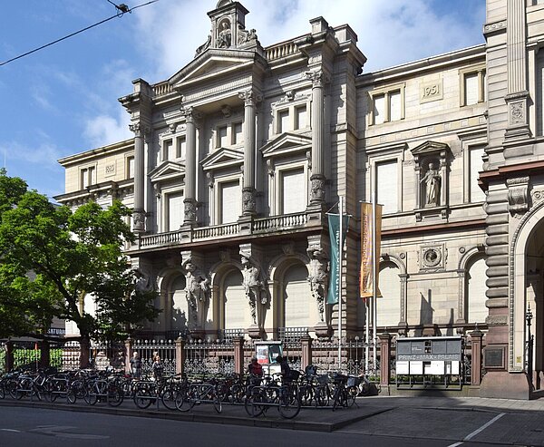Das Prinz-Max-Palais mit Fahrrädern im Fahrradständer davor.