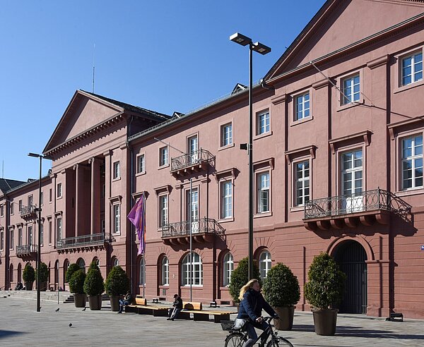 Fassade des Rathaus bei schönem Wetter