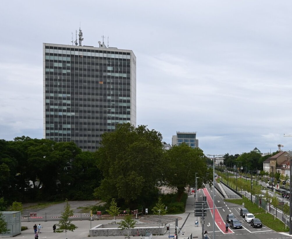 Blick auf die Kreuzung am Ettlinger Tor. Bahn fährt Richtung Osten.