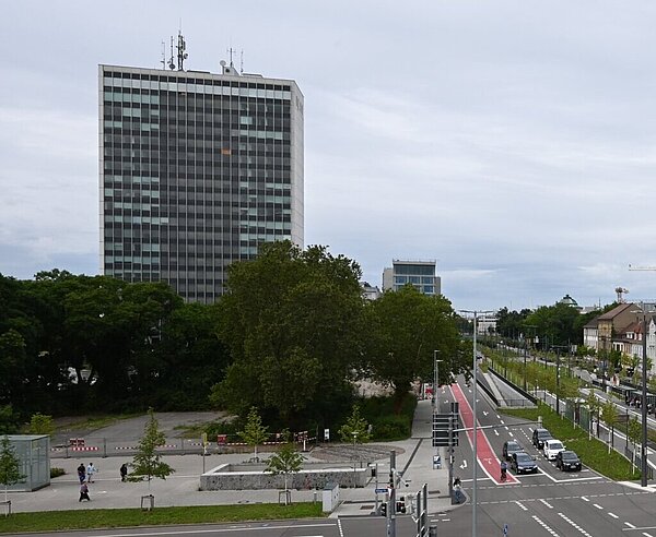 Blick auf die Kreuzung am Ettlinger Tor. Bahn fährt Richtung Osten.