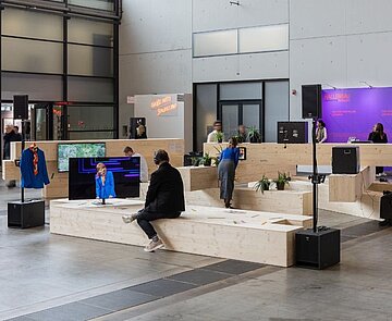 Szenografie in Halle 3 der Messe Karlsruhe mit Videokunstarbeiten