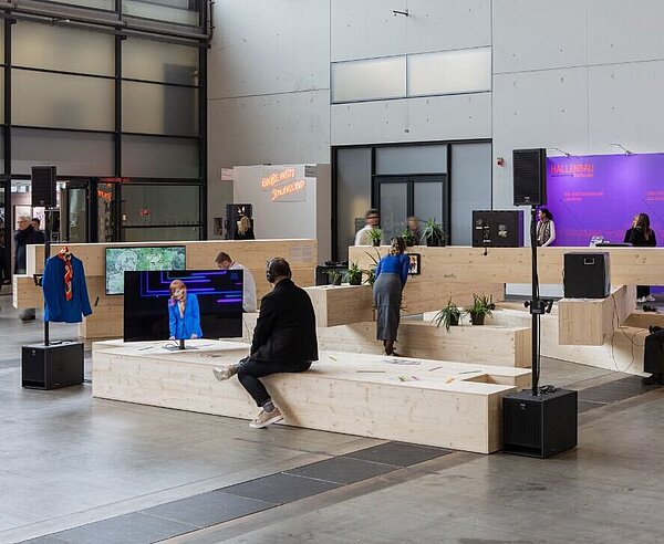 Szenografie in Halle 3 der Messe Karlsruhe mit Videokunstarbeiten