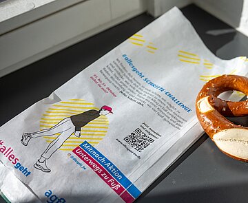 Zum Start der Schritte-Challenge 2026 werben Brötchentüten für die Fortbewegung zu Fuß.