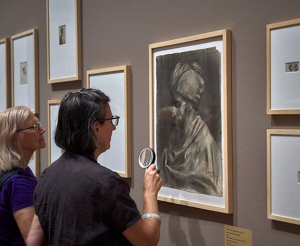 Besucherinnen des Karlsruher Kunstmuseums.