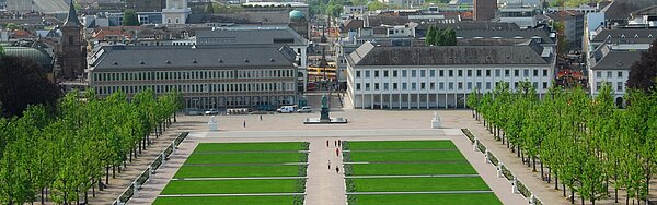 Schlossplatz von oben Richtung Innenstadt