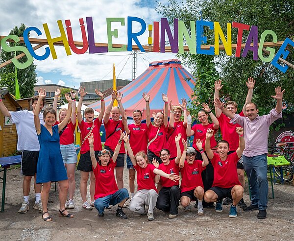 Gruppenbild des Orgateams der Schüler*innentage 2024, Bürgermeisterin Bettina Lisbach und stja-Leitung Daniel Melchien