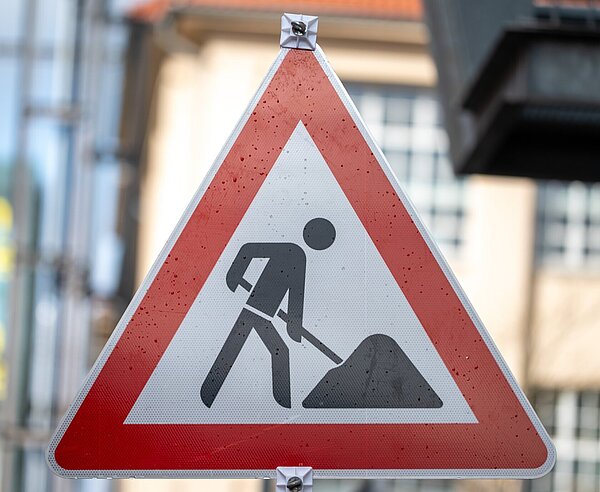 Straßenverkehrsschild Baustelle