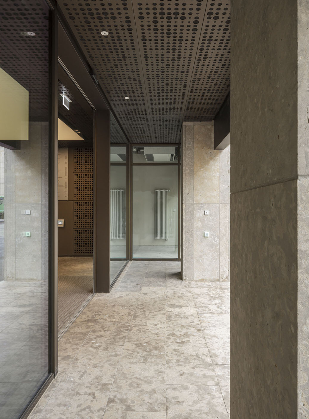 Das Foto zeigt ein Detail der überdachten elektrischen Eingangstür von außen.