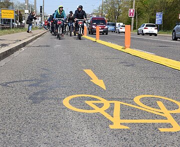Als Verkehrsversuch wurde 2022 eine baulich abgetrennte Fahrradspur in der Herrenalber Straße eingerichtet. 