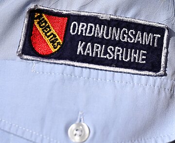 Nahaufnahme der Uniform des Ordnungsamts