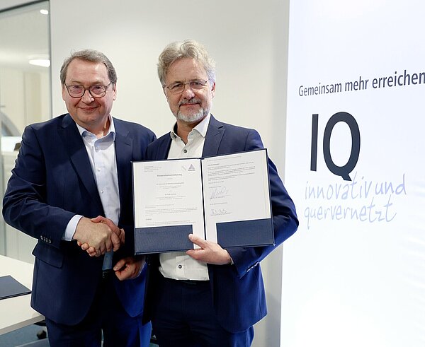 Rektor der Hochschule Kehl, Prof. Dr. Joachim Beck und Oberbürgermeister Dr. Frank Mentrup halten gemeinsame unterzeichnete Kooperationsvereinbarung hoch. 