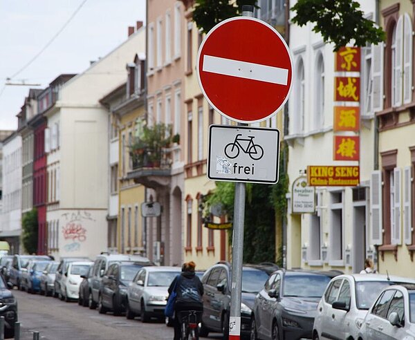 Straße mit Einbahnstraßenschild