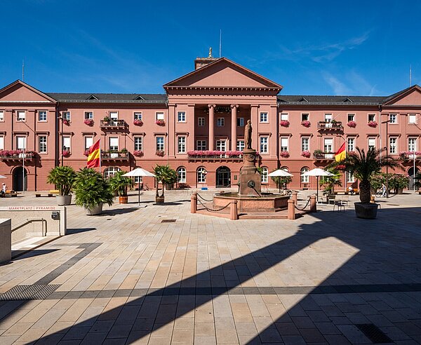 Außenansicht des Rathausgebäudes am Marktplatz in Karlsruhe