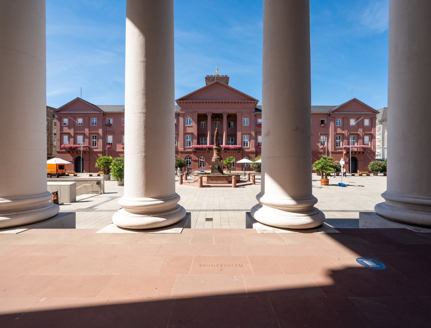 Außenansicht des Rathausgebäudes am Marktplatz in Karlsruhe