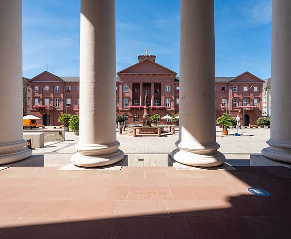 Außenansicht des Rathausgebäudes am Marktplatz in Karlsruhe