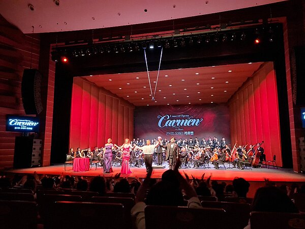 Blick auf die Aufführung vom Publikum ausim Kunstzentrum Daegu Suseong Artpia