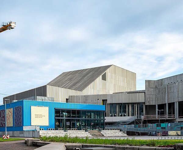 Gebäudeansicht des Badischen Staatstheaters mit Erweiterungsbau im Rohbau und Baukran im Hintergrund