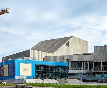 Gebäudeansicht des Badischen Staatstheaters mit Erweiterungsbau im Rohbau und Baukran im Hintergrund