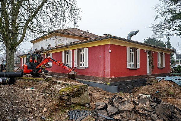 Blick auf das denkmalgeschützte Vereinsheim auf dem ehemaligen Sportgelände des FV Daxlanden während Sanierungsmaßnahmen