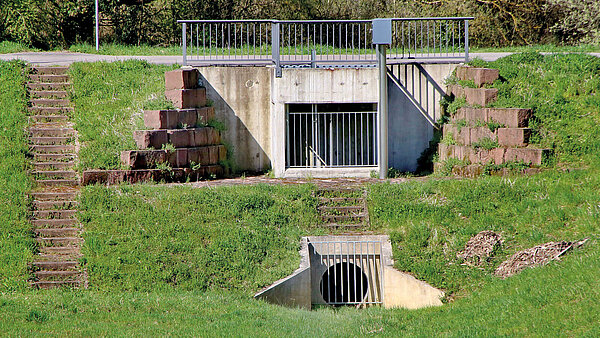 Das Bild zeigt ein Hochwasserrückhaltebecken in Karlsruhe.