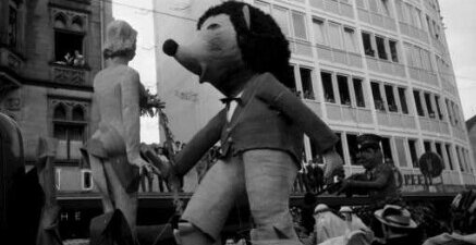 Umzugswagen auf der Kaiserstraße mit dem "BNN"-Igel Josua. 