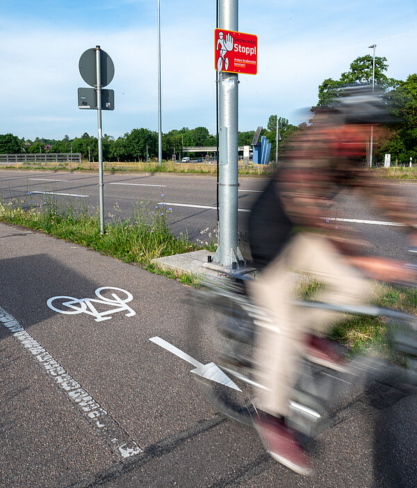 Radwegemarkierung und Hinweisschild zur Kampagne „Geisteradler – Stopp!“