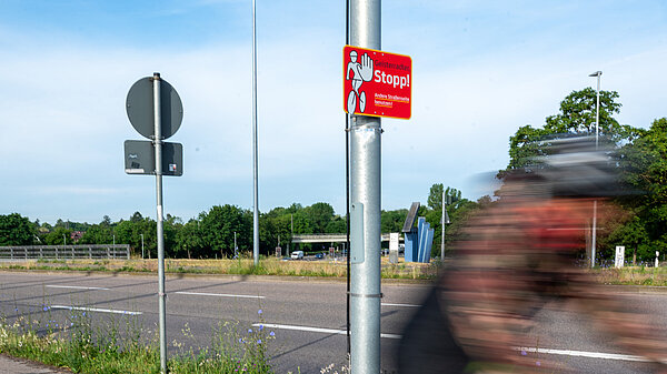 Radwegemarkierung und Hinweisschild zur Kampagne „Geisteradler – Stopp!“