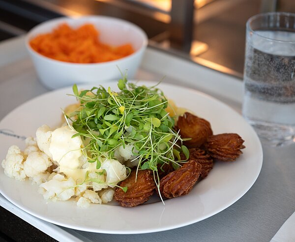 Teller mit Essen in der Karlskantine