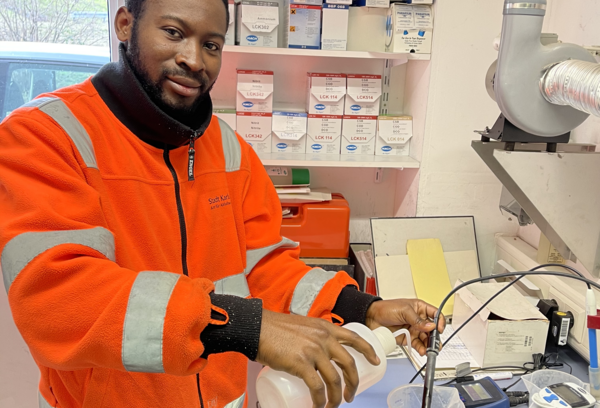 Junger Mann entnimmt Wasserprobe